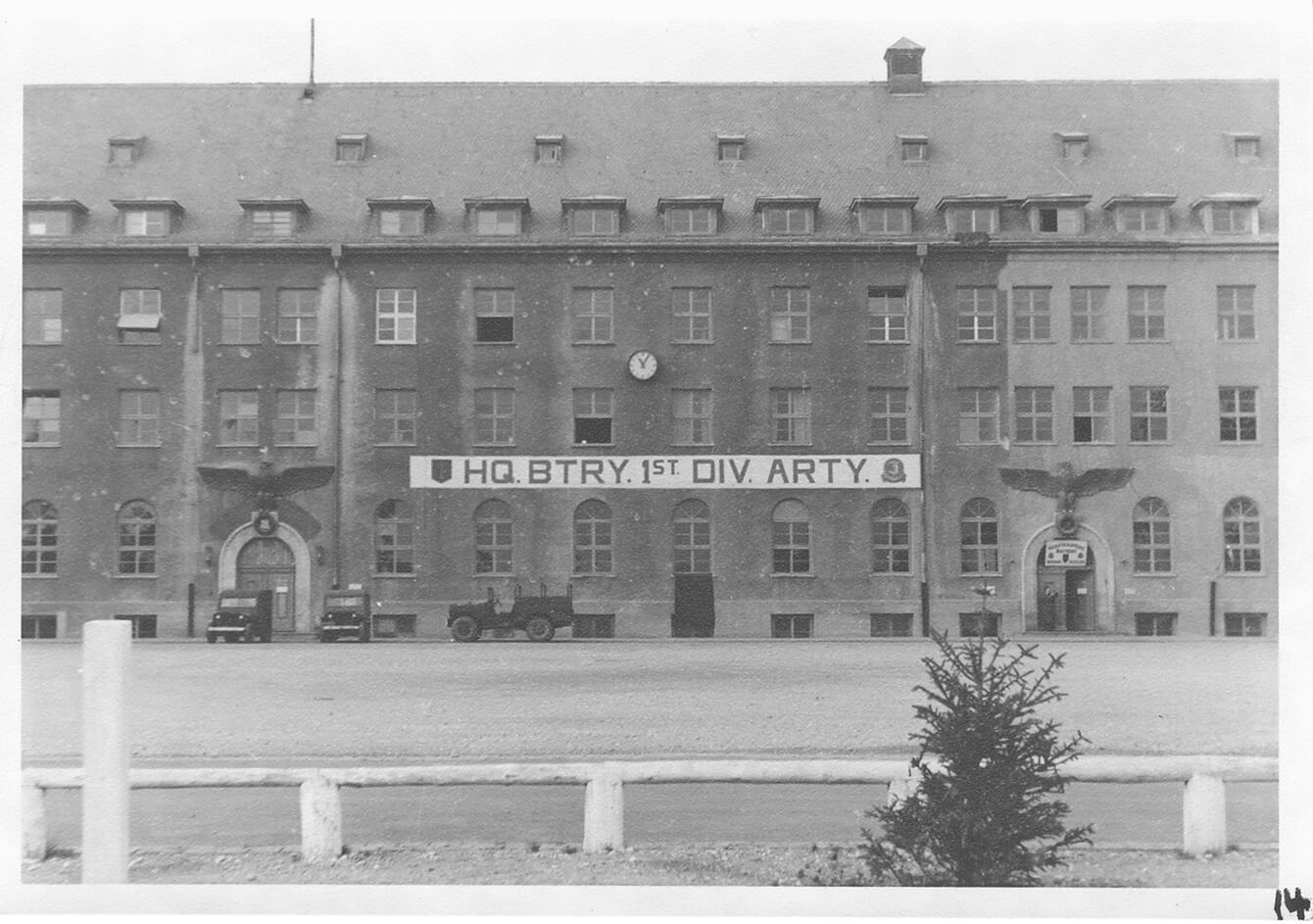 Hauptgebäude der US-Kaserne, noch mit Reichsadler